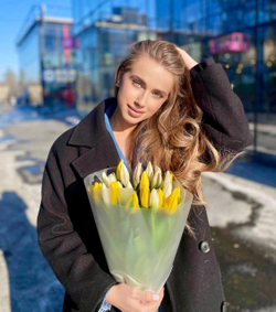 Букет 25 белых и желтых тюльпанов