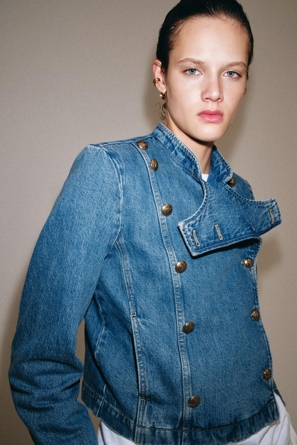 ZARA ДЖИНСОВАЯ КУРТКА С ПОДПЛЕЧНИКАМИ — ZW COLLECTION, ЛИНЯЛЫЙ СИНИЙ