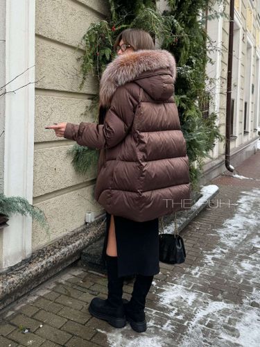 Дутый пуховик шоколадного цвета с объемным капюшоном и мехом лисы