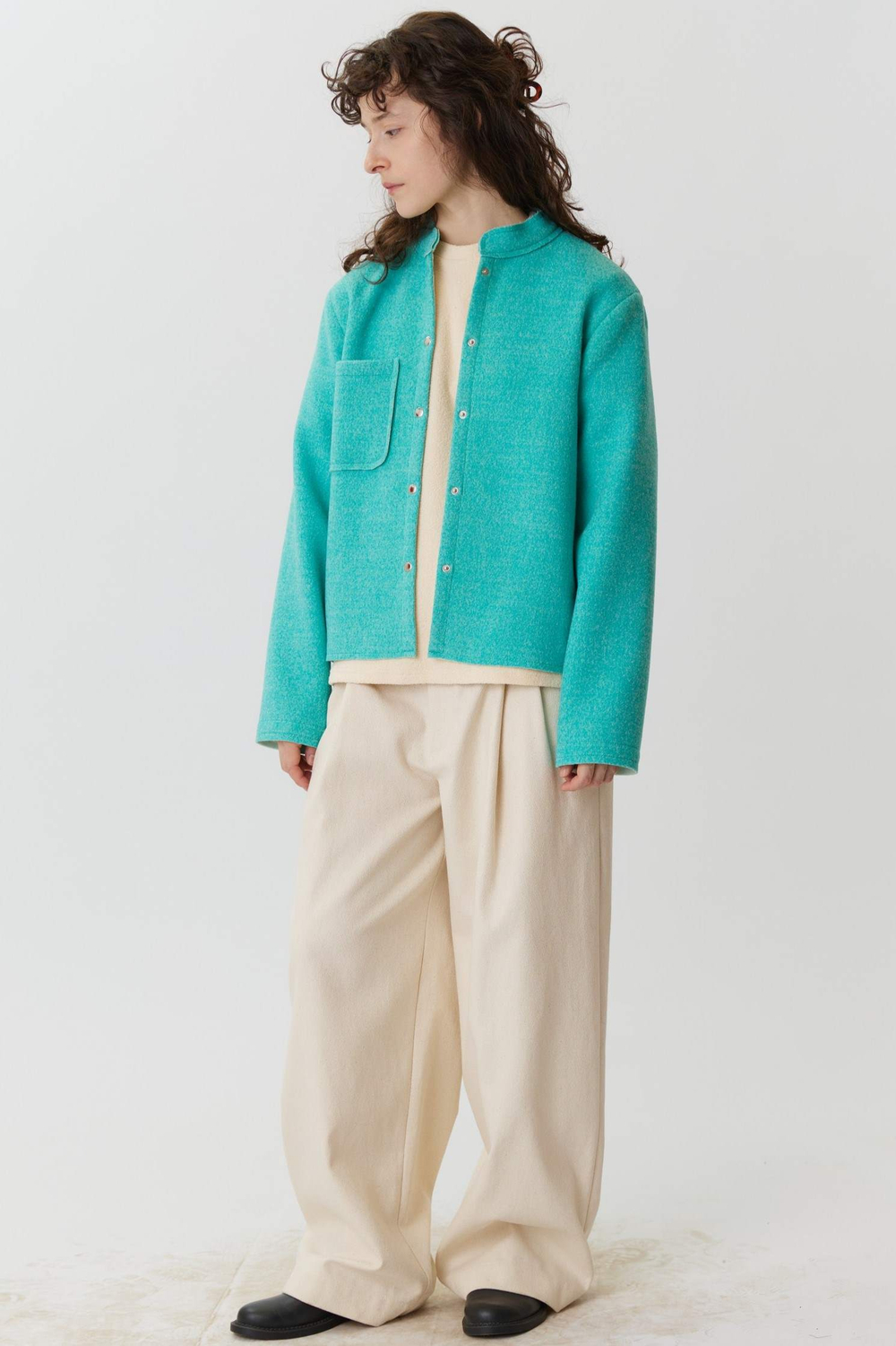 Брюки мужские со складками из молочного жаккарда