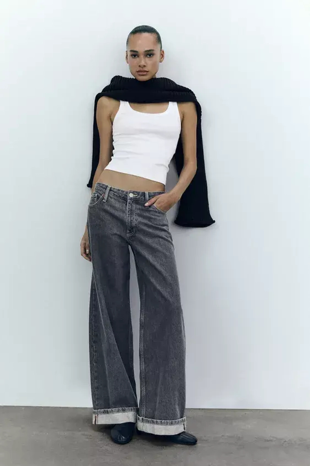 ZARA ДЖИНСЫ TRF RELAXED С НИЗКОЙ ПОСАДКОЙ И ОТВОРОТАМИ, СЕРЫЙ