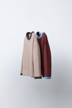 ZARA НАБОР ИЗ ДВУХ ОДНОТОННЫХ ФУТБОЛОК С ОКАНТОВКОЙ, ГРАНАТОВЫЙ