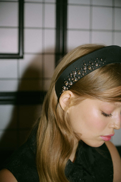 Кокошник с металлическими шарами по одному краю