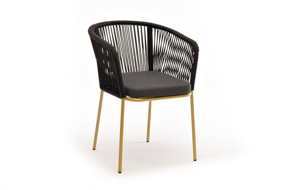 "Марсель" стул плетеный из роупа, каркас из стали золотой глянец, роуп темно-серый круглый, ткань серая