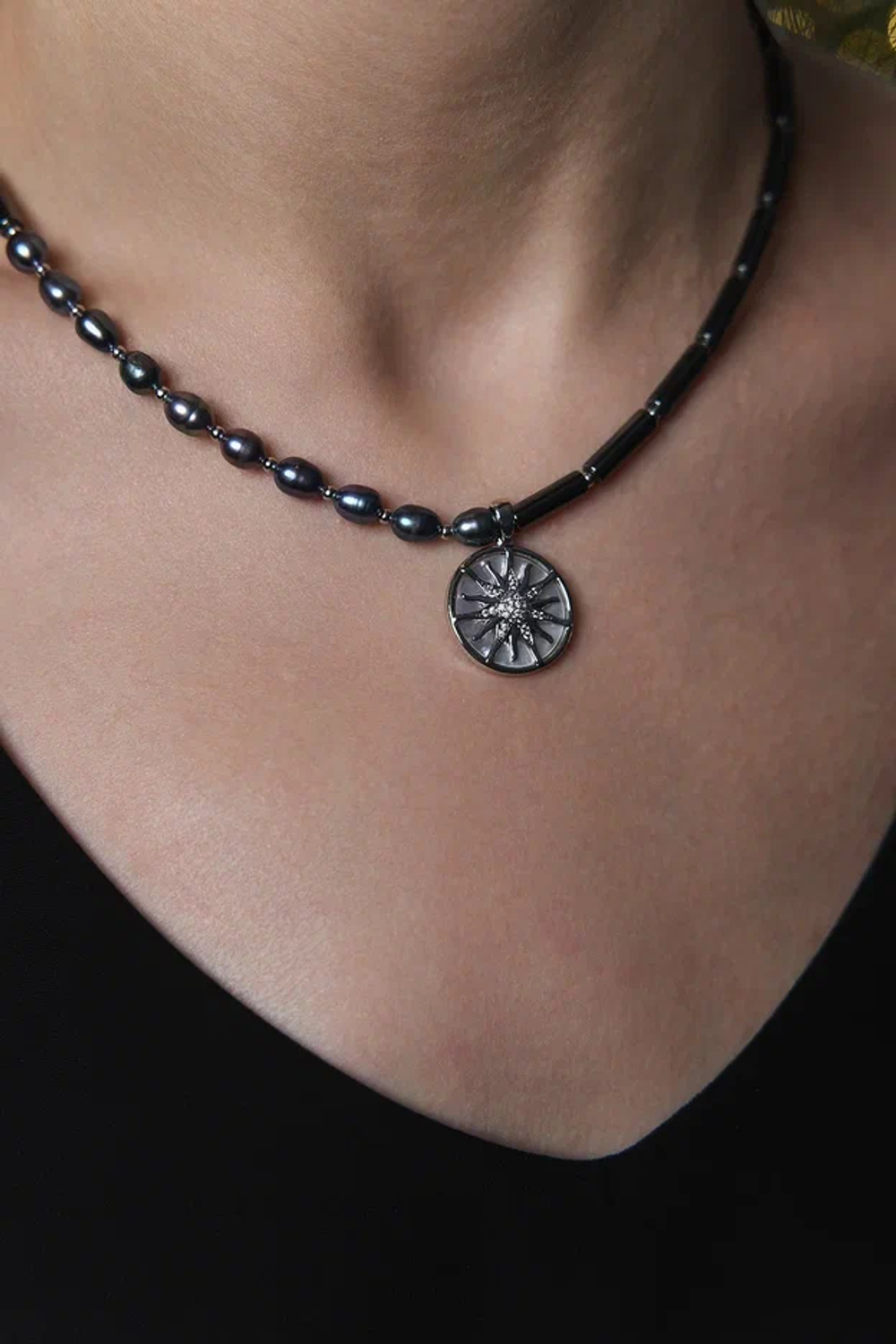 Колье из гематита и "бензинового" жемчуга с кулоном из перламутра и цирконов с солнцем, серебро