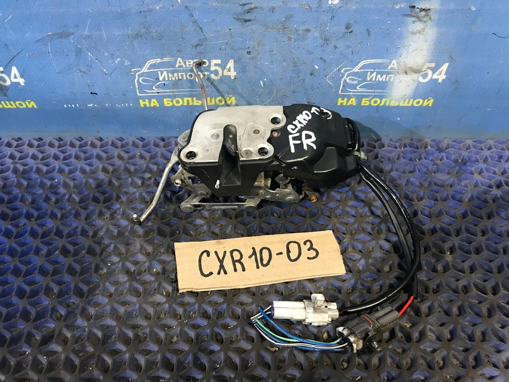 Замок двери передней правой TOYOTA ESTIMA 1998