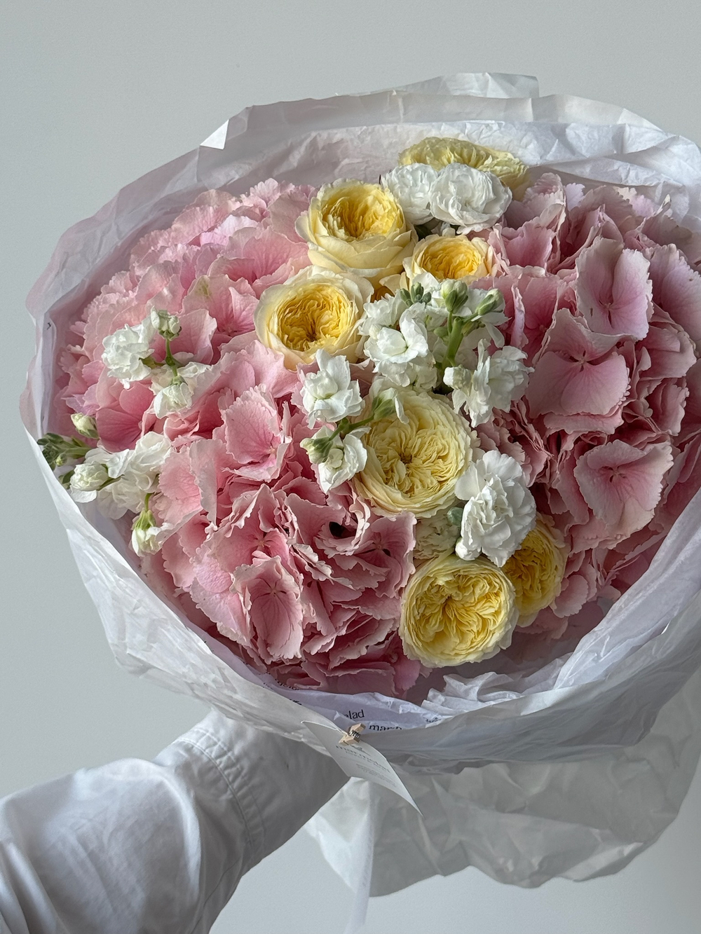 Букет сборный из кустовых пионовидных роз, гортензии, маттиолы и кустовых диантусов