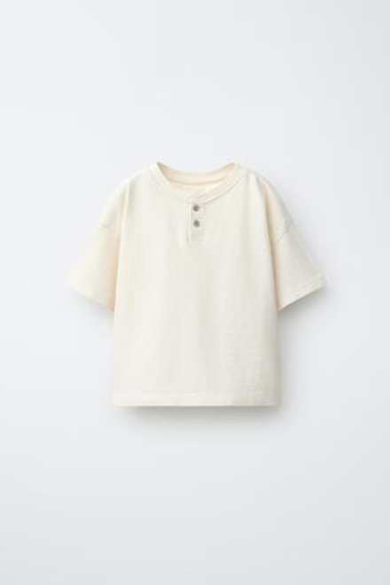 ZARA ФУТБОЛКА С ВОРОТНИКОМ НА ПУГОВИЦАХ, ЭКРЮ
