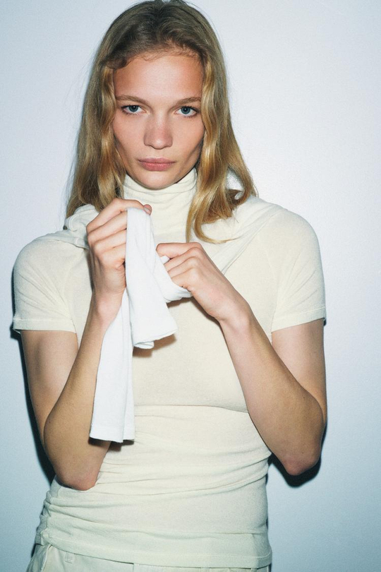 ZARA ФУТБОЛКА АСИММЕТРИЧНОГО КРОЯ С ВЫСОКИМ ВОРОТНИКОМ, БЕЛЫЙ