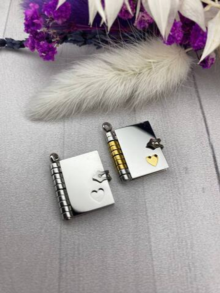 Кулон-книжка с гравировкой трех страниц