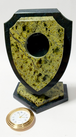 Часы " щит" из змеевика 14.5-10-7.5см