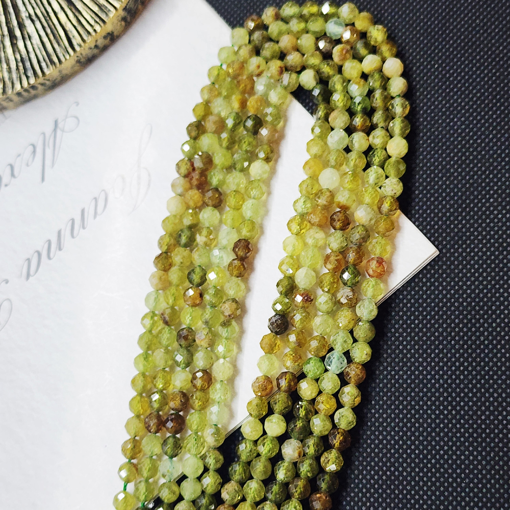 Гроссуляр (зелёный гранат), шар огранка, 5.5мм, цена за нить 19см