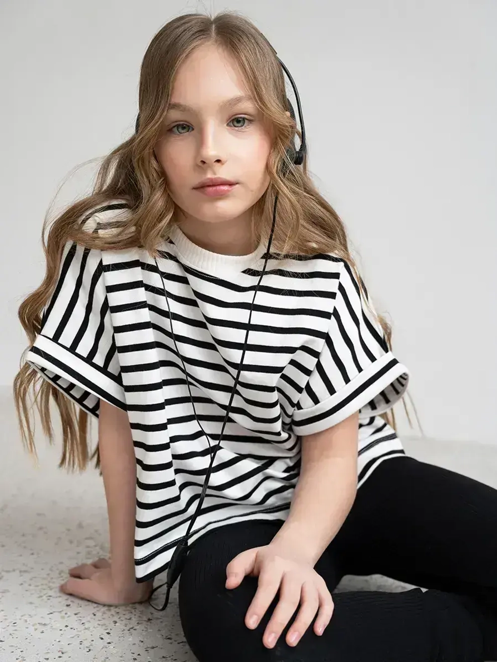 Черно-белый костюм для девочки в полоску