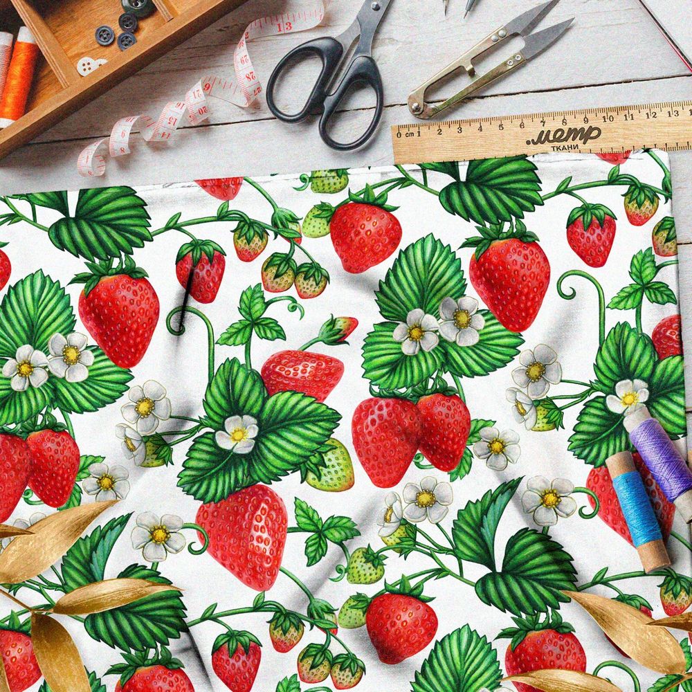 Ткань ниагара спелая клубника на белом фоне