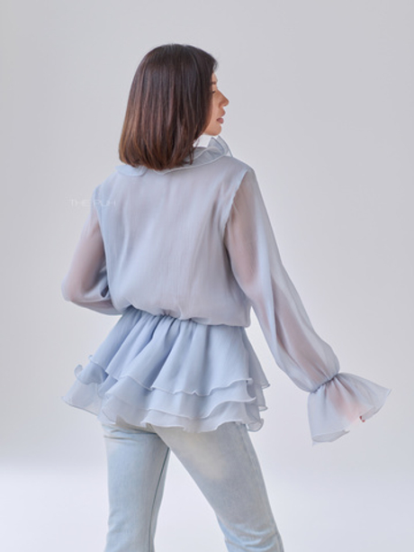 Голубое шифоновое платье-блузка с брошами