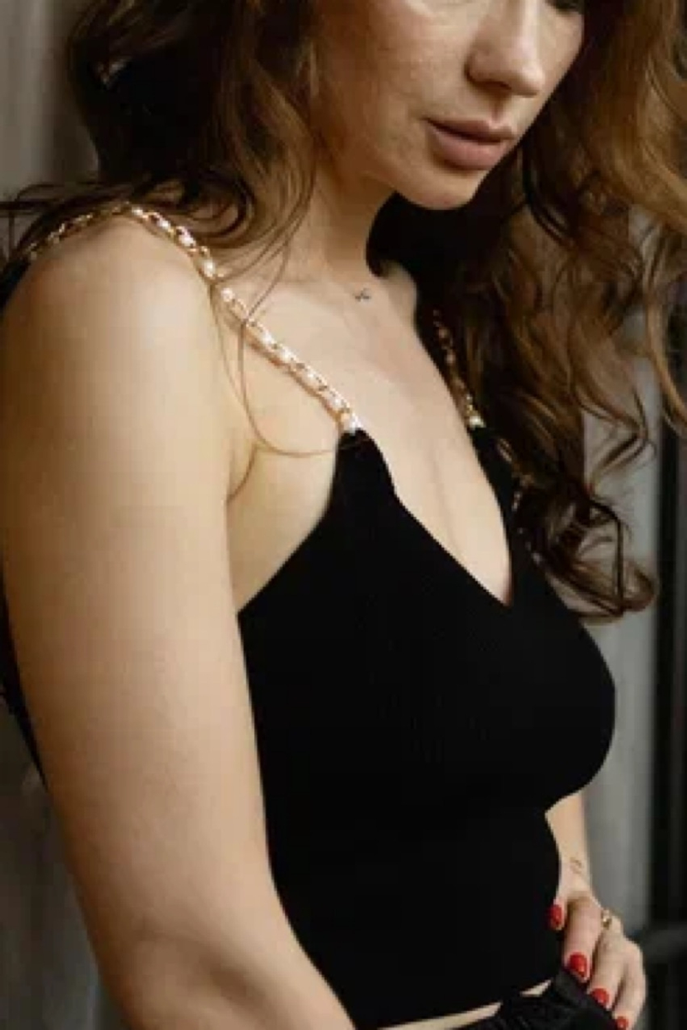 топ с жемчужными бретелями