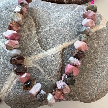 Родонит. Камни для изделий на заказ. Цена зависит от вида заказанного изделия