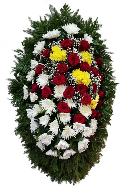 Траурный венок из живых красных роз, желтых и белых хризантем с натуральной хвоей, размер 160 см