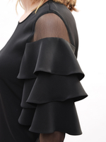 Платье с воланами на рукавах