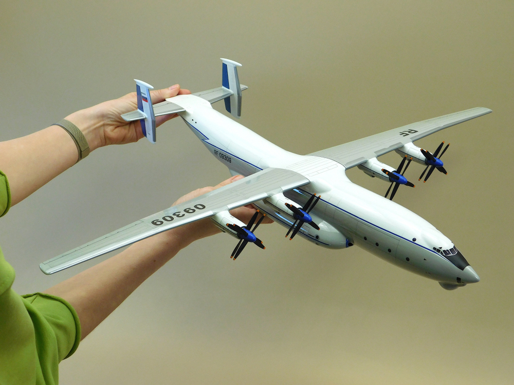 Модель самолета Ан-22 (М1:100, ВТА России, RA-09309)