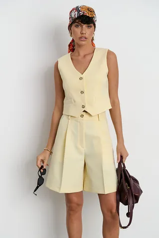 Жилет костюмный ванильного цвета