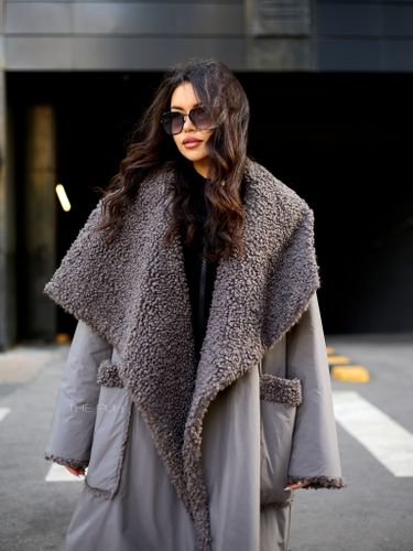 Утепленное серое пальто с эко-мехом
