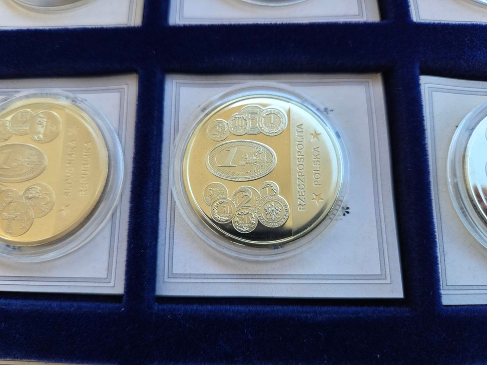 Europe. Exquisite Collection of 12 Euro-Themed Medals — A Numismatic Treasure in a Luxurious Display Case