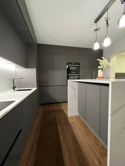 Кухня с островом из кварцевого агломерата Calacata