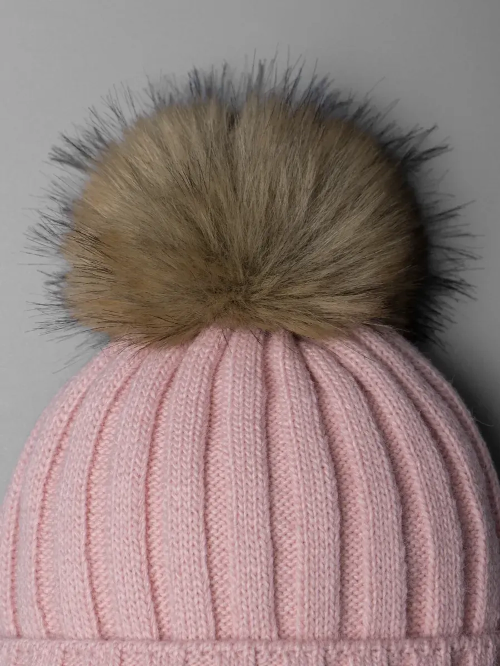 Шапка детская с помпоном на завязках