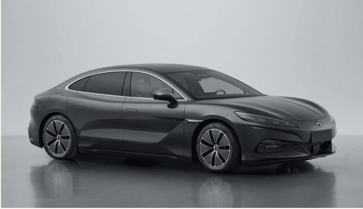 Роскошный седан Denza Z9 поступит в продажу в начале декабря по цене от 46 200 долларов США
