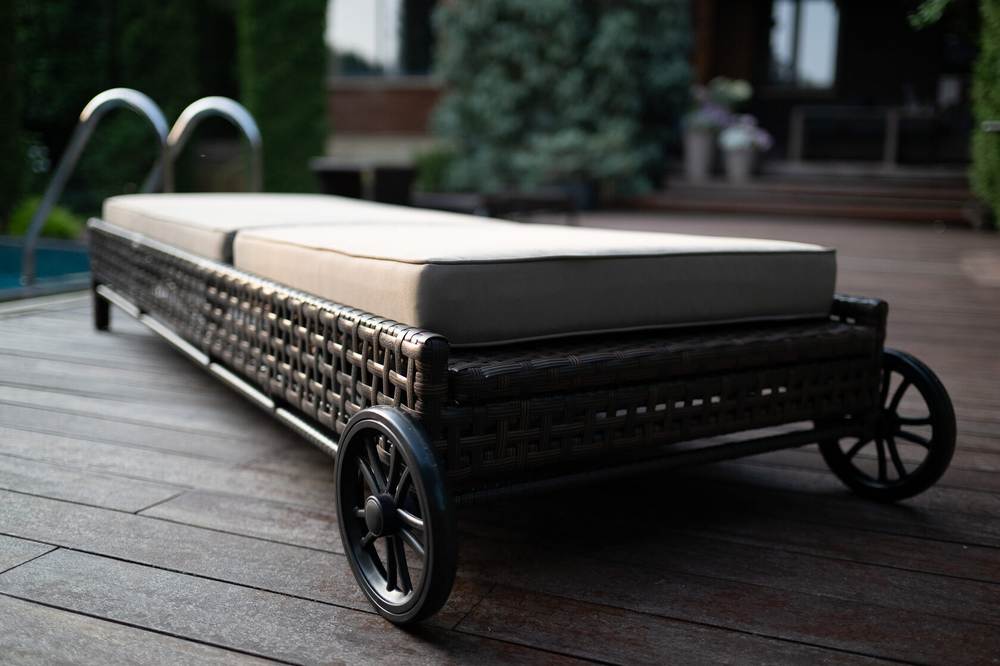 Шезлонг-лежак КОРСИКА (с подушкой) из искусственного ротанга .