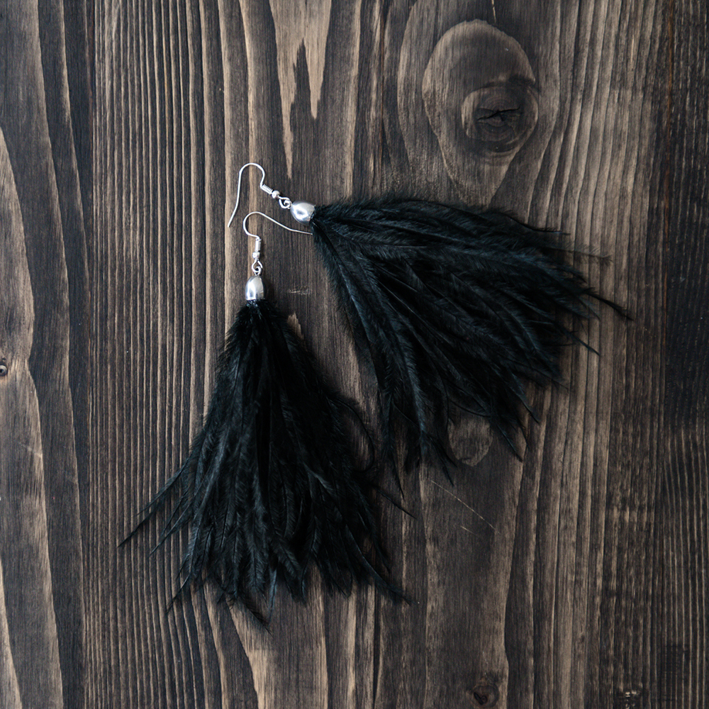 серьги с перьями
