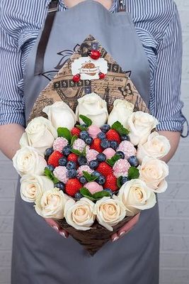 Букет из ягод и цветов Сладкое счастье