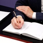 Ручка шариковая Delucci "Fenice" синяя, 1,0мм, корпус розовое золото/черный, поворотн., подарочная упаковка