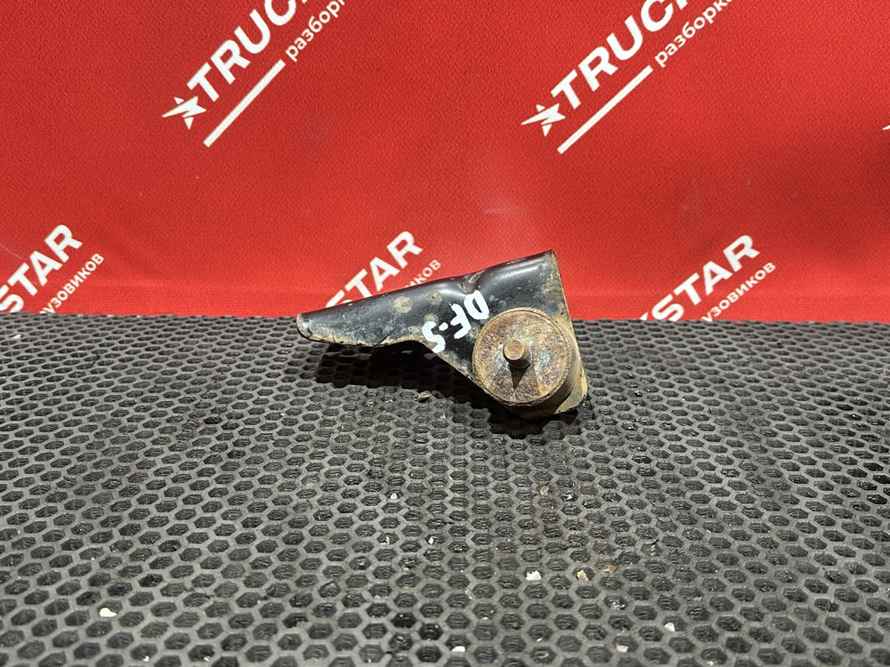 Кронштейн радиатора правый