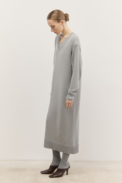 Платье трикотажное с V-образным вырезом