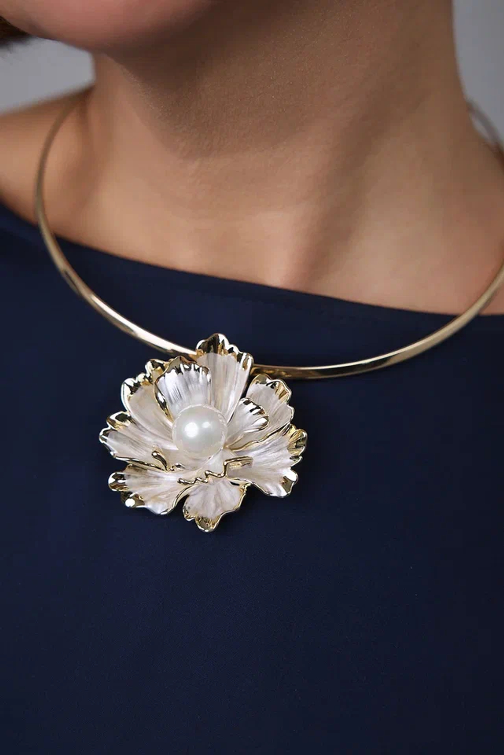 Брошь подвеска цветок из перламутра с жемчужиной, золотая окантовка