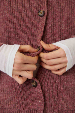 Кардиган с карманами из шерсти брусничного цвета