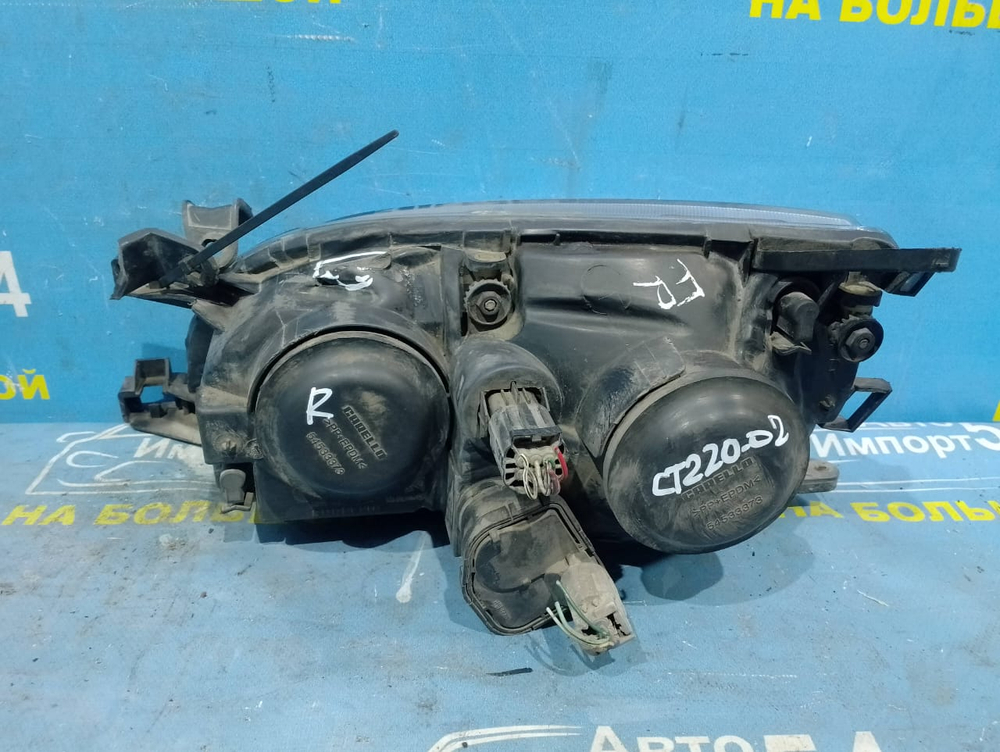 Фара передняя правая TOYOTA AVENSIS 1999