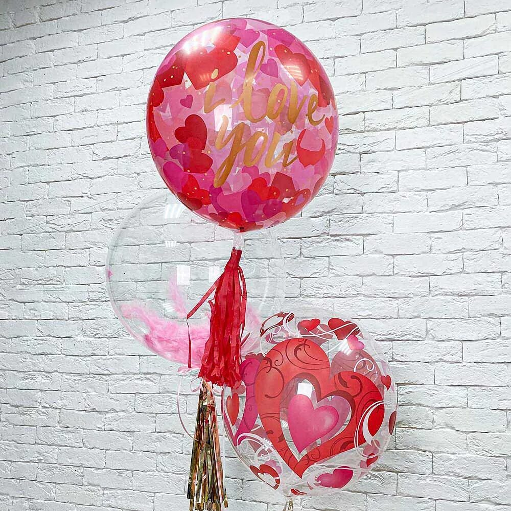 Композиция из больших шаров с сердцами для влюбленных