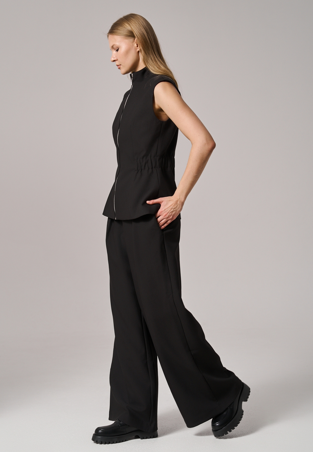 Жилет на молнии черный