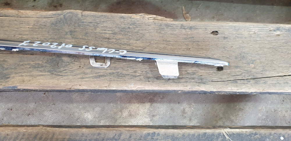 Молдинг решетки радиатора Mercedes C (W205) 18-23 Б/У Оригинал A2058880673