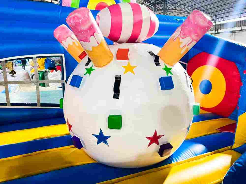 Коммерческий надувной батут «Мороженое» 4,7*4,5*3,4 м.
