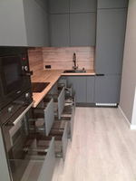 Угловая кухня с профилем Gola и матовыми фасадами в ПВХ пленке