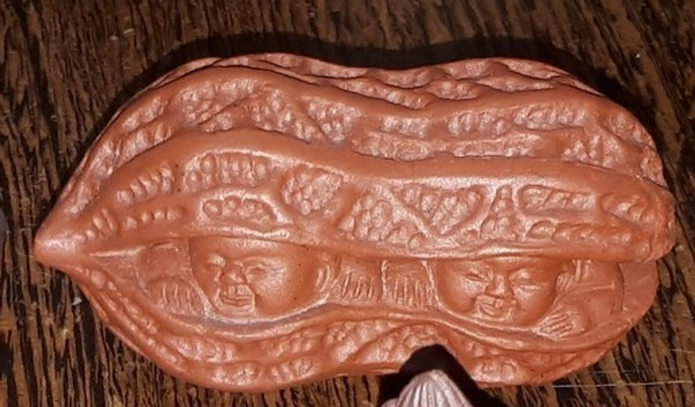 258012 Фигурка исинская глина Арахис "Больше деток - больше счастья". Цвет - красный