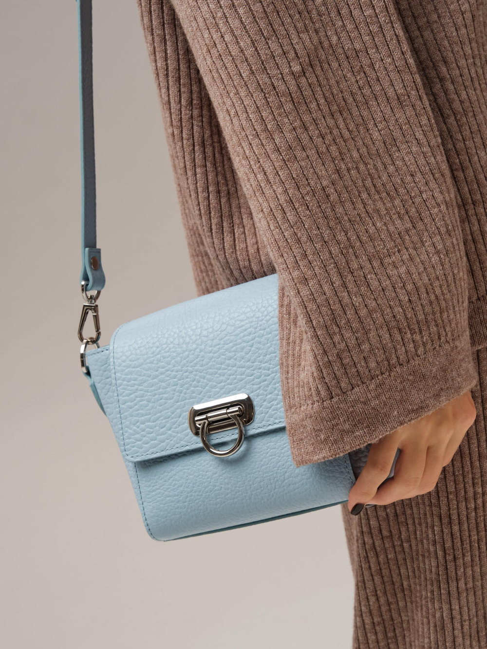 Сумка кожаная кросс-боди светло-голубой/соло