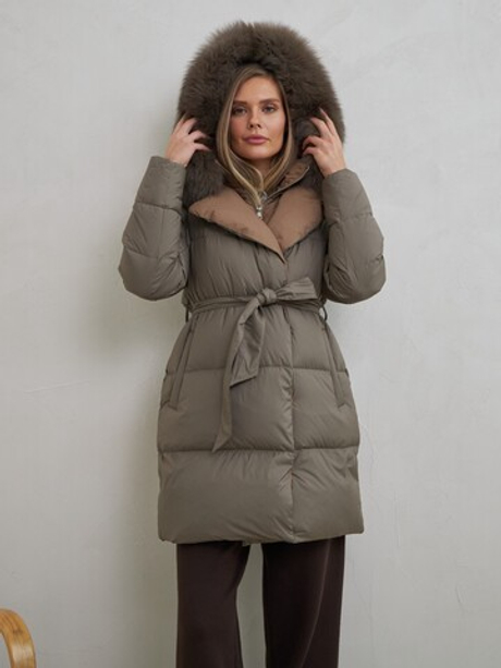 Удлиненный пуховик в цвете хаки с контрастным воротом
