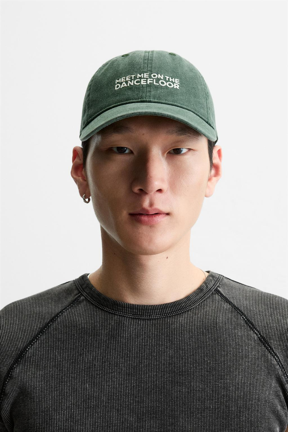 ZARA КЕПКА С ЭФФЕКТОМ ПОТЕРТОСТИ И ВЫШИВКОЙ, ЗЕЛЕНЫЙ