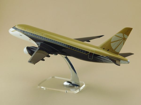Модель SSJ-100 в индивидуальной ливрее М1:72