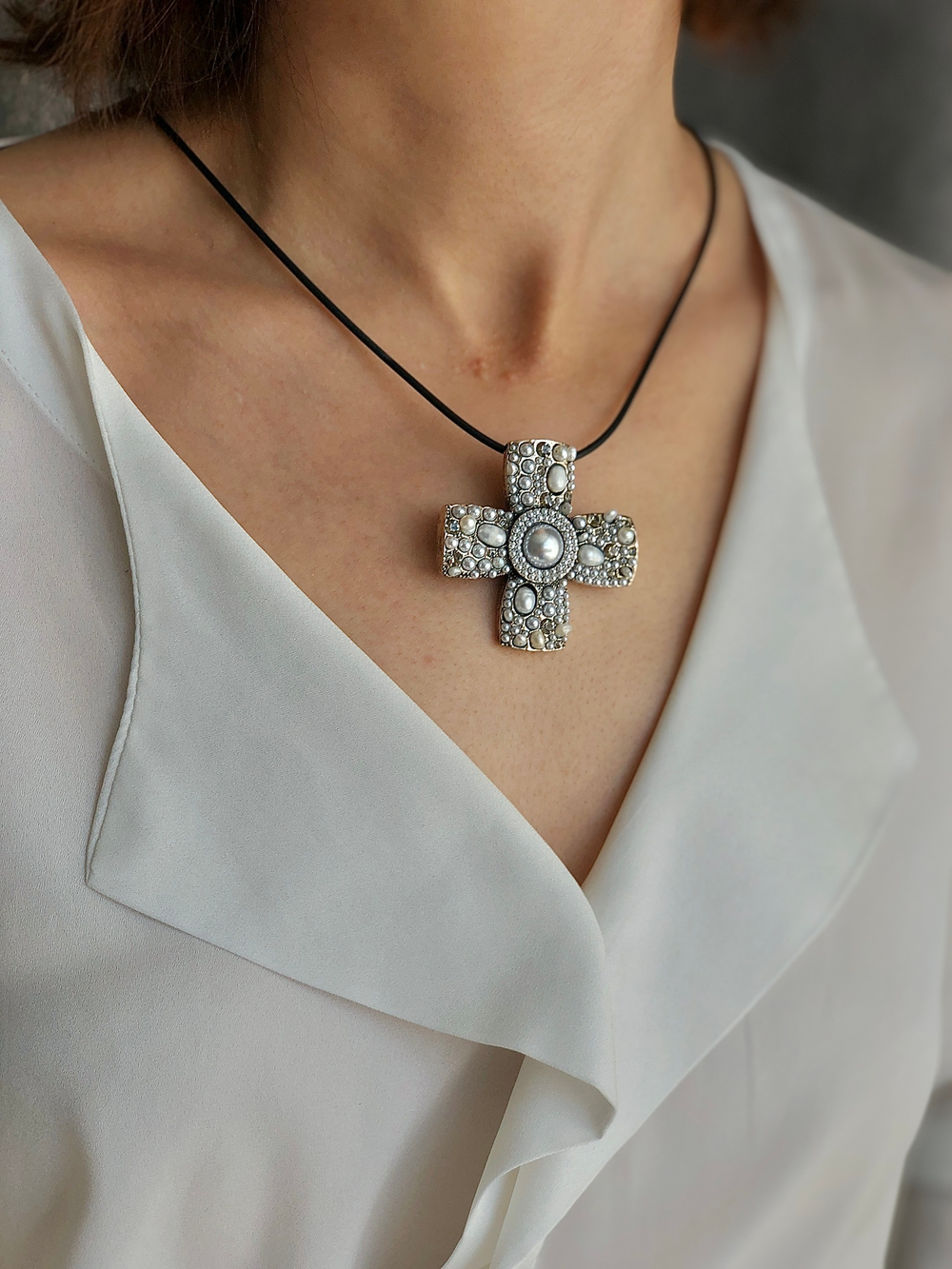 Брошь-подвеска крест с кристаллами и речным жемчугом